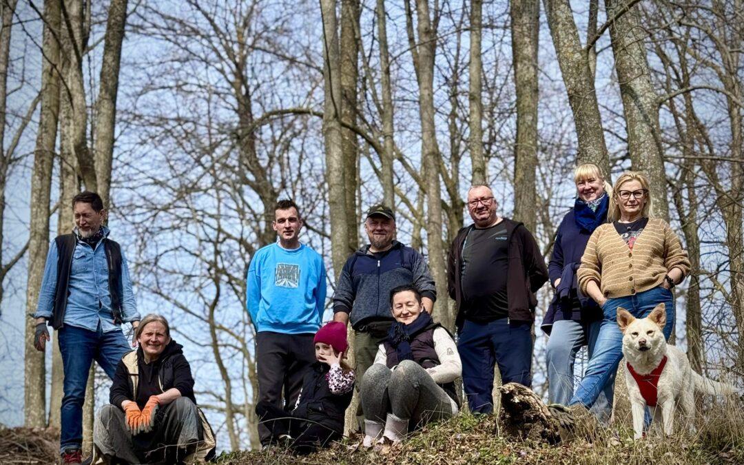 Prace porządkowe na cmentarzu mazurskim w Śmietkach