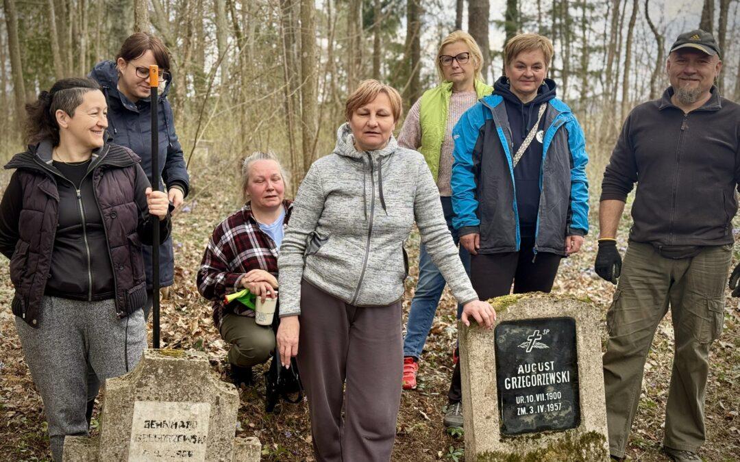 Prace porządkowe na cmentarzu mazurskim w Starych Sadach